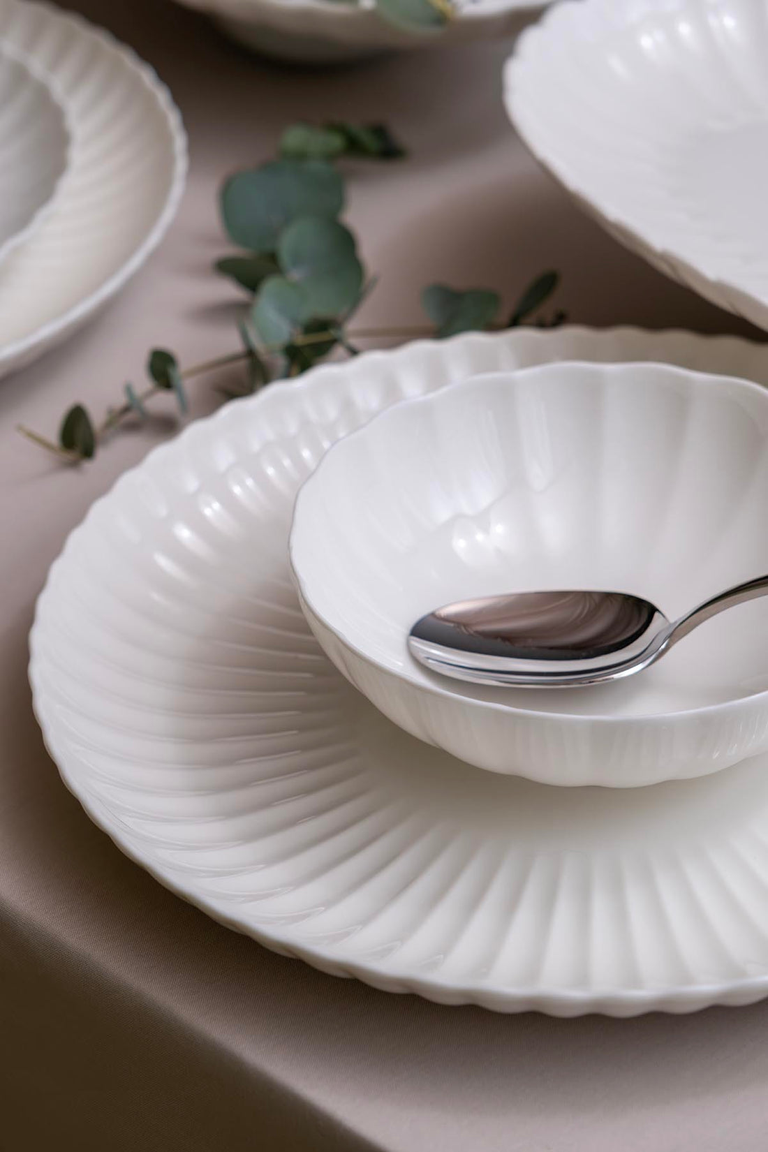 Kutahya Porcelain Bone Luz Form 18-Piece Dinner Set for 6 People