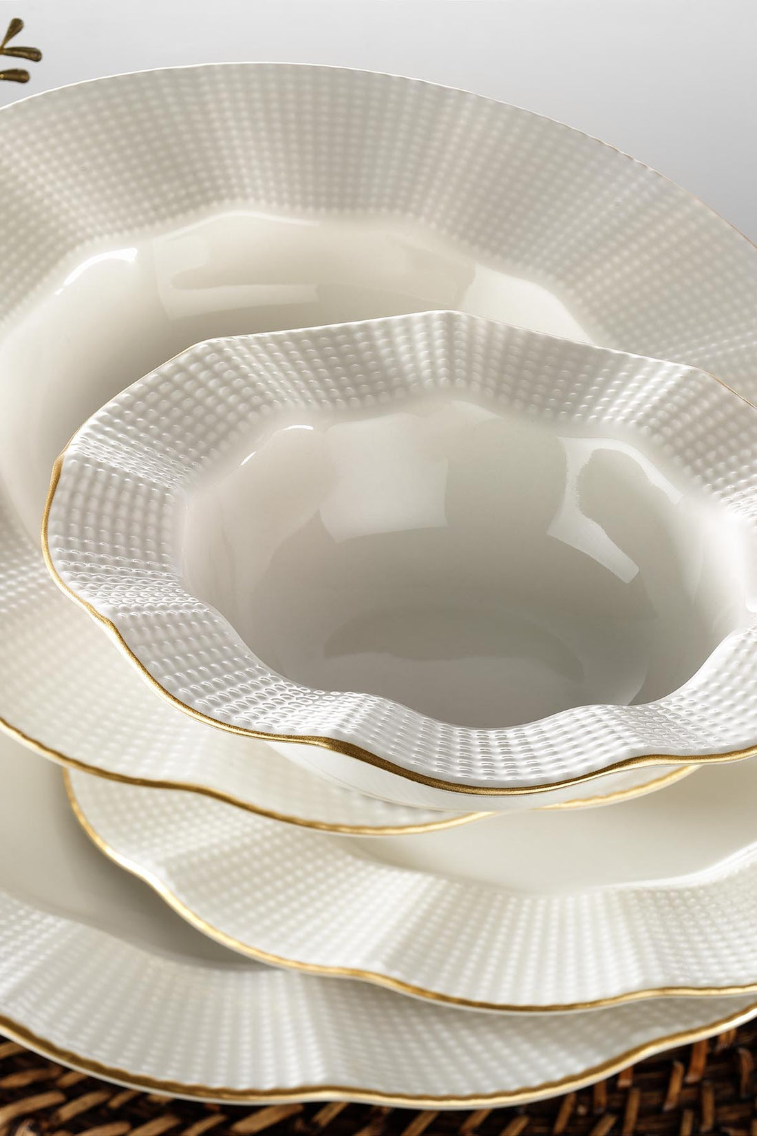 Kutahya Porcelain Milena 24-Piece Dinner Set for 6 People – Gold Rim
